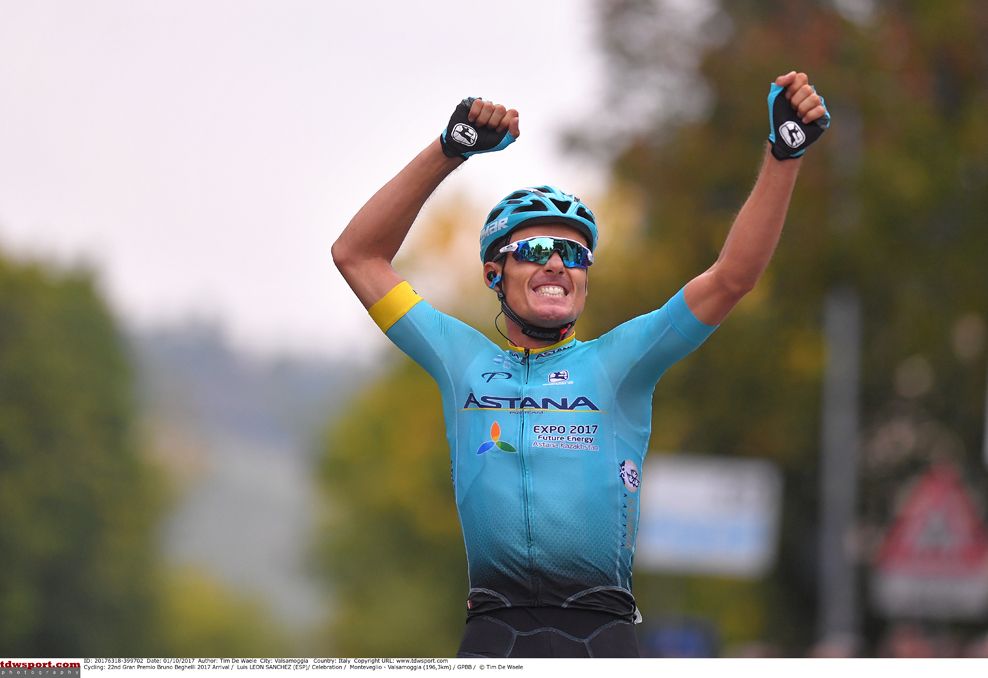 Luis Leon Sanchez (Astana) attacked alone with 5km to go