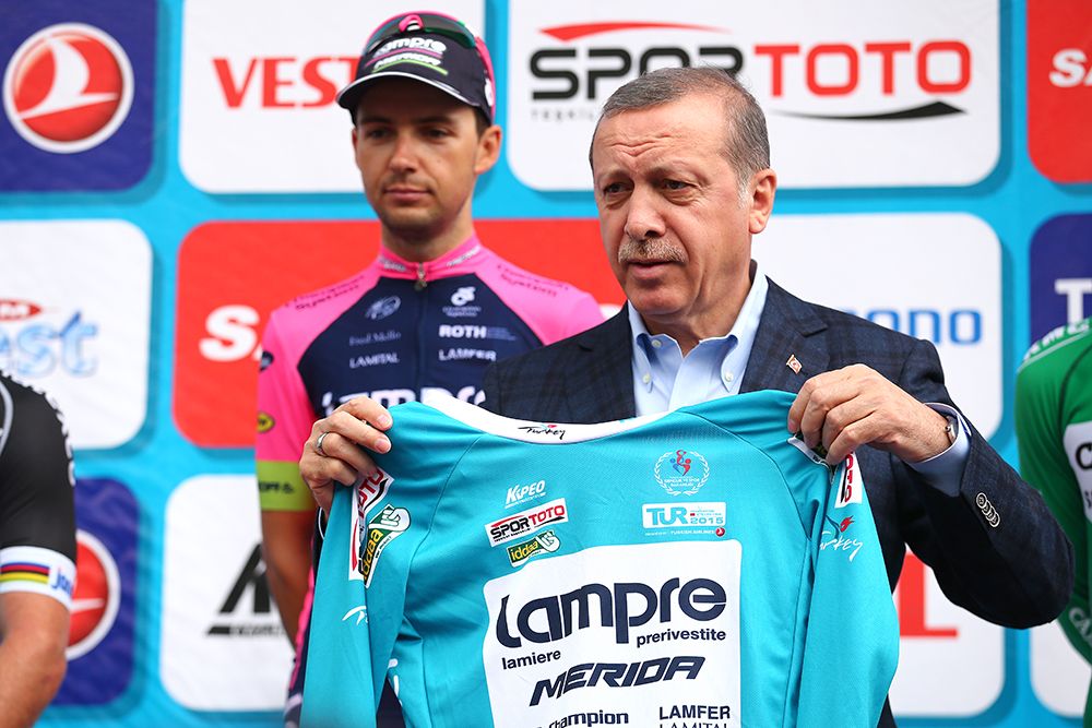 Tirkish prime minister Recep Tayyip Erdoğan with the race leader's jersey