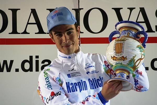 David Herrero (Karpin Galicia) shows his prize for the stage victory.