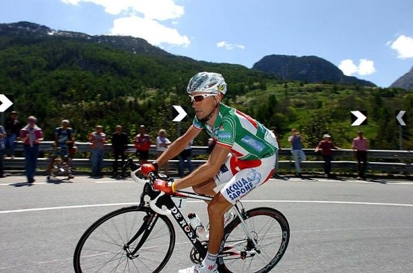 Stefano Garzelli (Acqua e Sapone) rode solo at the front of the race for nearly 100km.