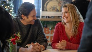 (L-R) Alicia Silverstone as Kate and Oliver Hudson as Everett in "A Merry Little Ex-Mas"