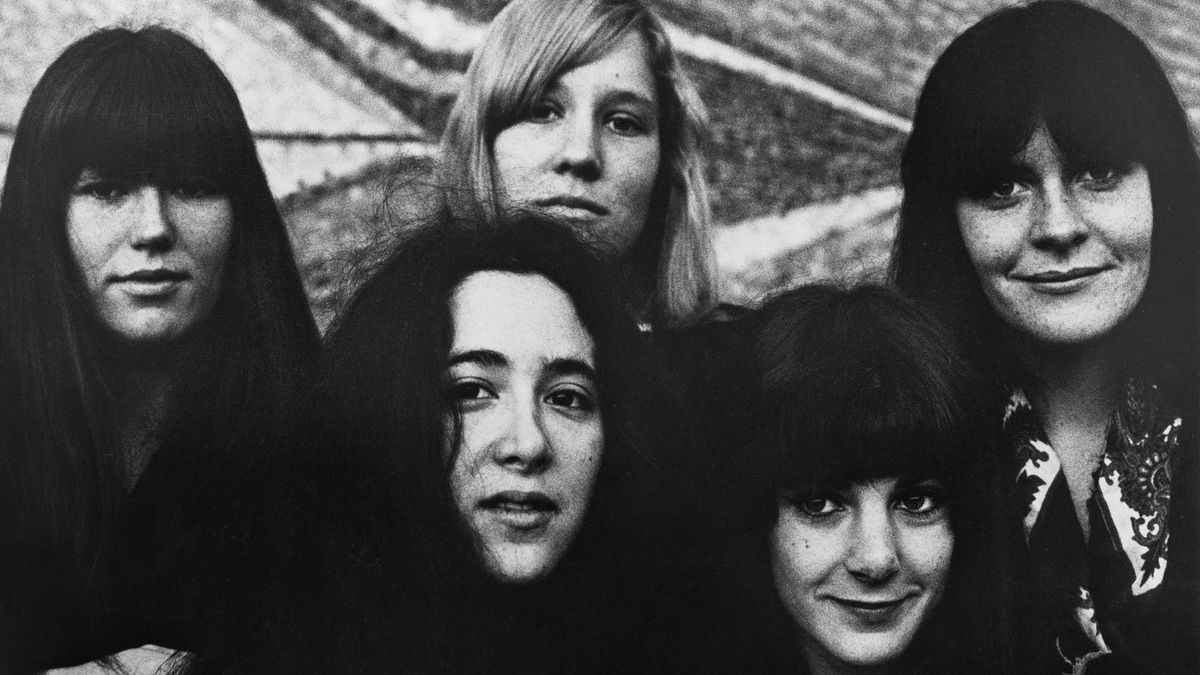 Ace Of Cups&quot; pose for a late 1960&#039;s portrait. (L-R) Marla Hunt, Denise Kaufman (front), Mary Simpson Mercy, Diane Hursh (front), Mary Gannon