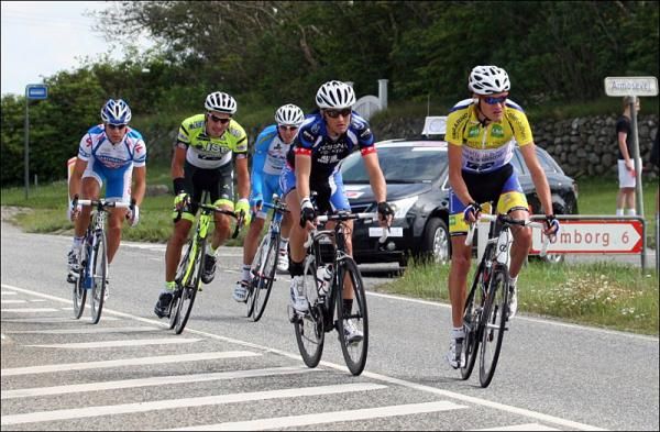 The five-man break rolls along during stage 1.