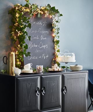 Budget christmas decorating ideas decorate a menu with ivy