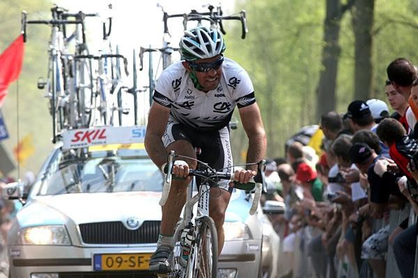 New Zealand champion Julian Dean (Credit Agricole) struggles through Arenberg.