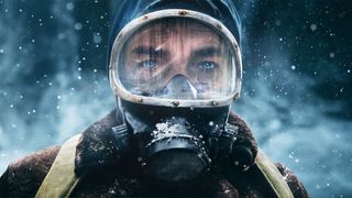 A man wear a mask covered in snow in The Eternaut on Netflix