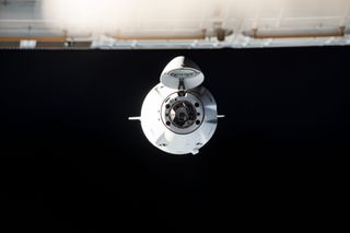 Μια κάψουλα φορτίου SpaceX Dragon προσεγγίζει τον Διεθνή Διαστημικό Σταθμό στις 16 Ιουλίου 2022, στην αποστολή CRS-25 της εταιρείας για τη NASA.