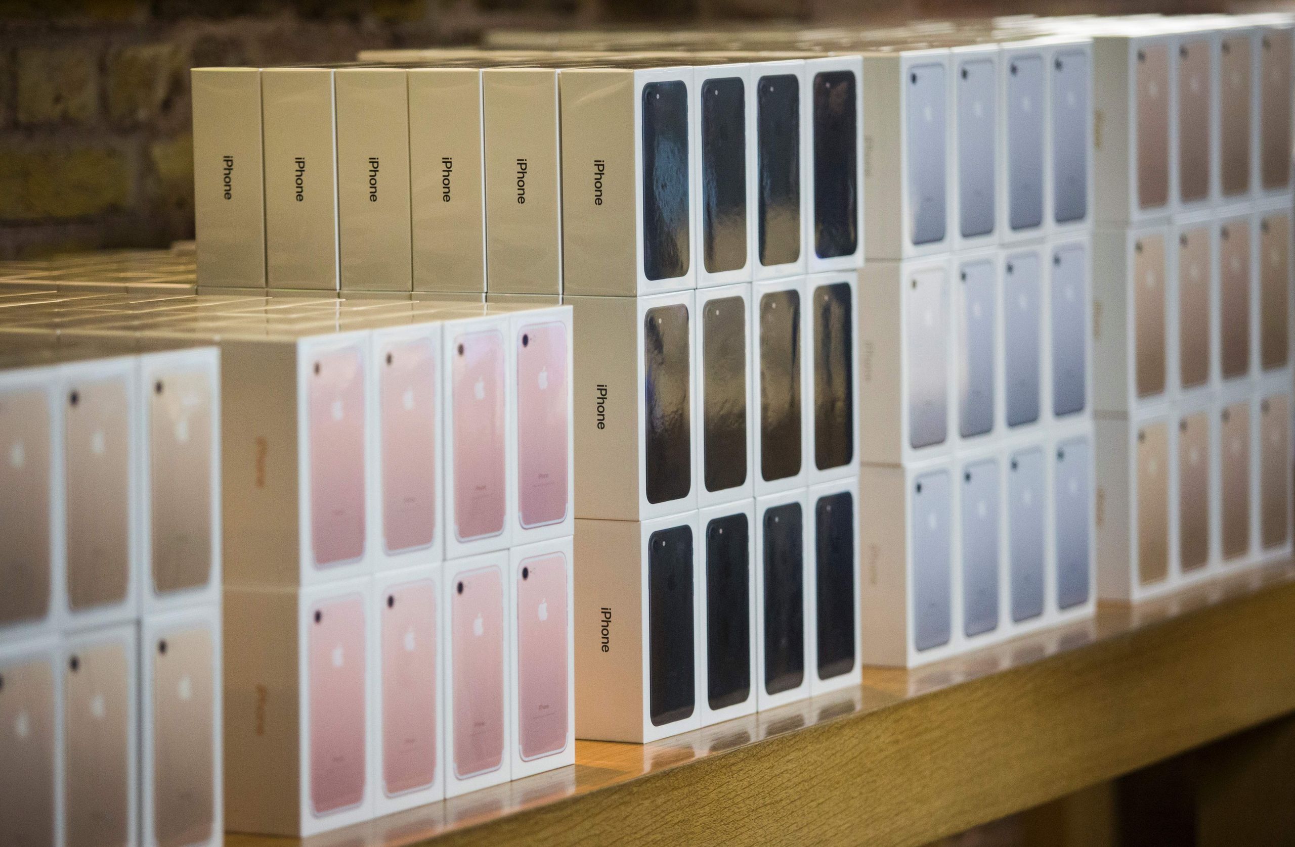 Thieves steal £450,000 worth of iPhones from moving truck | The Week