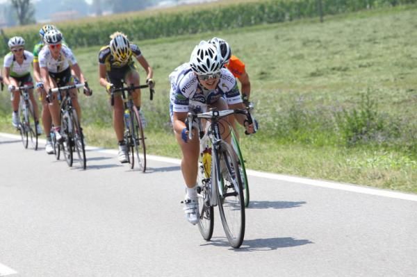 Valentina Bastianelli (Vaiano-Solaritech) tries again to go, followed by Dijkman