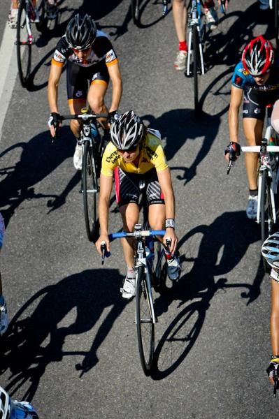 Veronique Fortin (PK Express/HNZ Strategic) holding onto the yellow jersey in the middle of the bunch