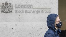 Woman wearing a face mask outside the London Stock Exchange © Simon Dawson/Bloomberg via Getty Images