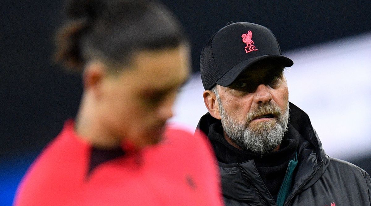 Liverpool manager Jurgen Klopp looks on as striker Darwin Nunez warms up ahead of the Carabao Cup fourth round match between Manchester City and Liverpool at the Etihad Stadium on December 22, 2022 in Manchester, England.