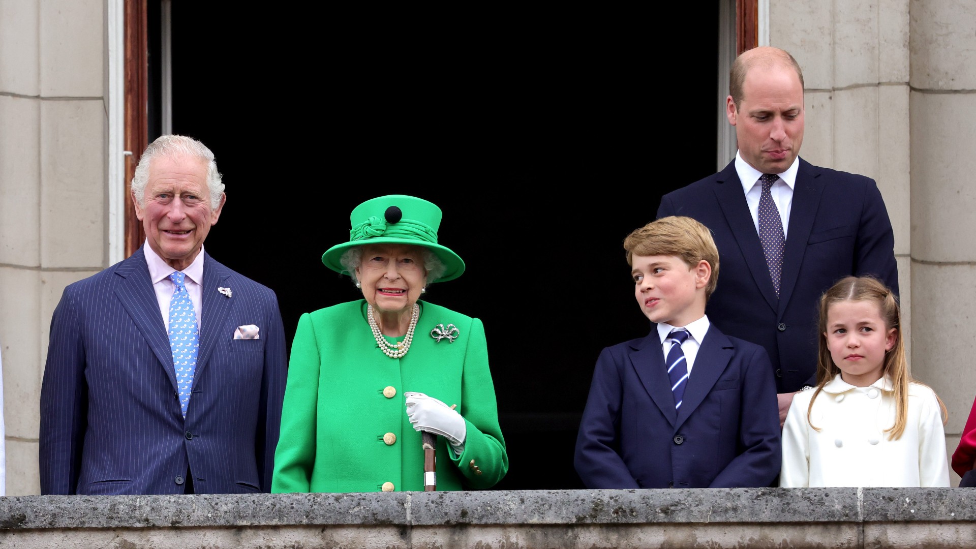 The Queen Closes The Platinum Jubilee With Surprise Buckingham Palace Balcony Appearance Marie 