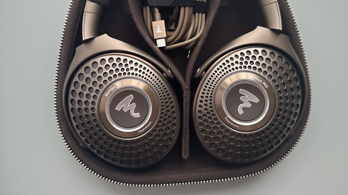 Focal Bathys Mg in bronze, featuring ear cup detail on gray background