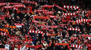 2023年4月22日，在英国利物浦安菲尔德球场，利物浦球迷在英超联赛对阵诺丁汉森林的比赛前唱歌。