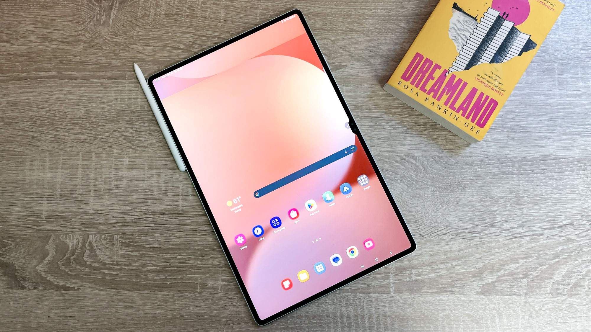 Testgerät des Samsung Galaxy Tab S10 Ultra auf einem Schreibtisch