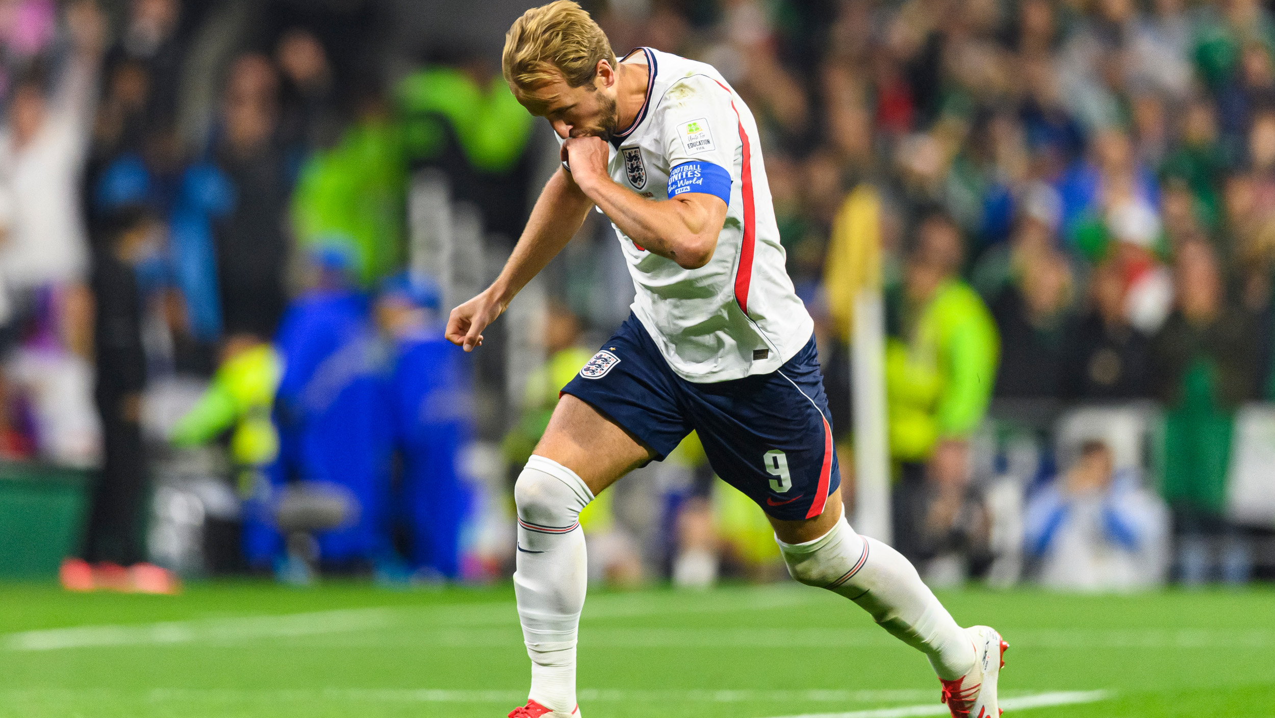 Harry Kane celebrates scoring a penalty for England against Mexico in the 2026 World Cup round of 16 game