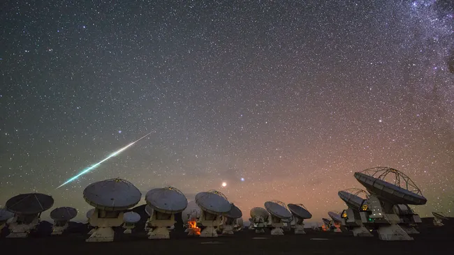 En un lapso de tiempo del Atacama Large Millimeter/submillimeter Array (ALMA) utilizado para detectar el agua distante, se ve una bola de fuego cósmica cruzando el cielo en la parte inferior izquierda. (Crédito de la imagen: ESO/C. Malin)