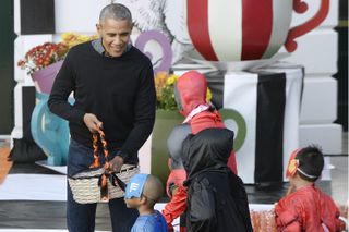 The President hands out Halloween treats at The White House, October 2016