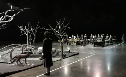 汤姆·布朗(Thom Browne)在迈阿密/巴塞尔设计展上坐了下来