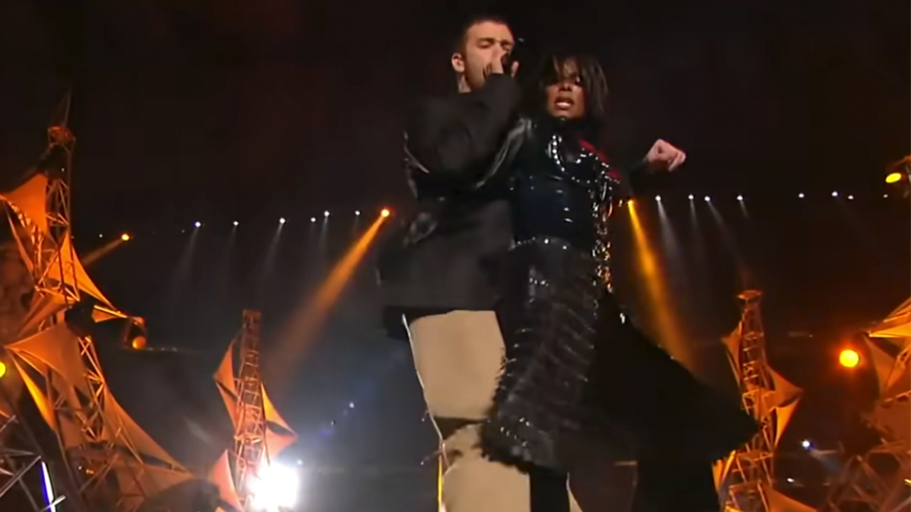 Justin TImberlake and Janet Jackson performing at the 2004 Super Bowl