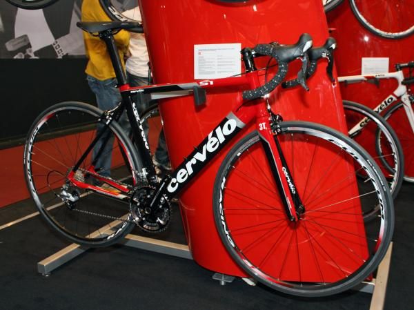 Budget-minded riders looking for an aero advantage will still find the aluminum S1 in Cerv&eacute;lo's 2011 collection.