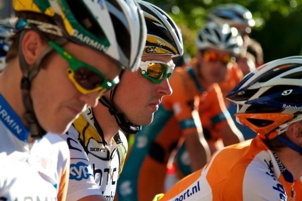 Travis Meyer (inset) and Leigh Howard before the start.