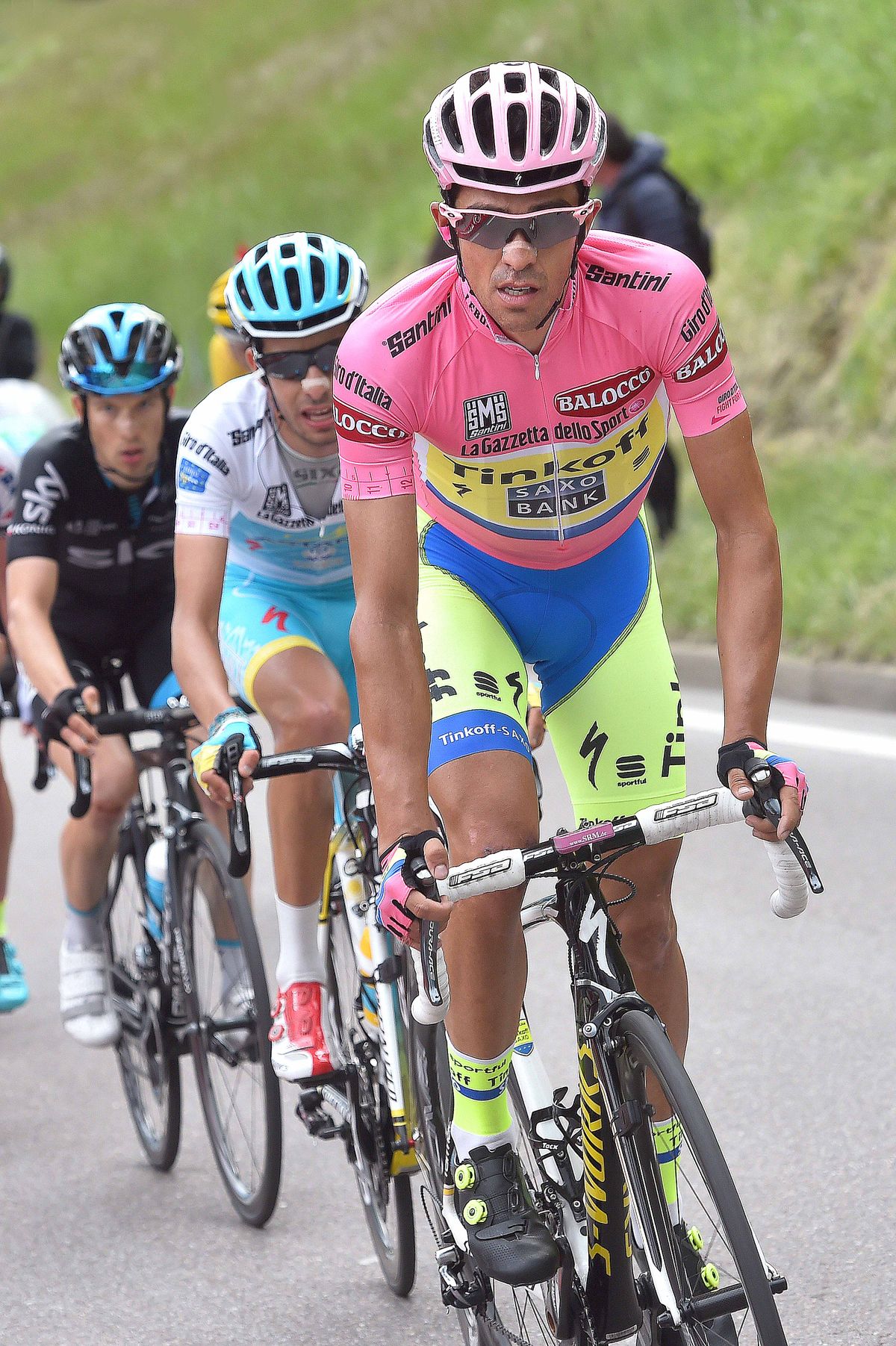 Alberto Contador (Tinkoff-Saxo) leading the maglia rosa group