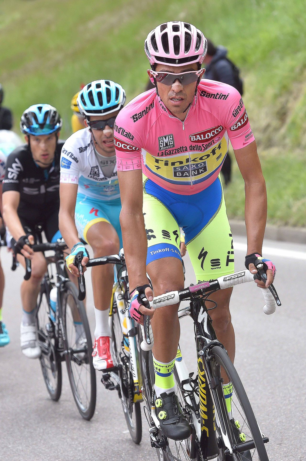 Alberto Contador (Tinkoff-Saxo) leading the maglia rosa group