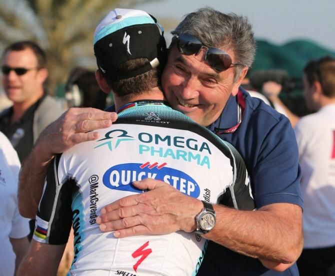 Mark Cavendish gets a hug from Eddy Merckx