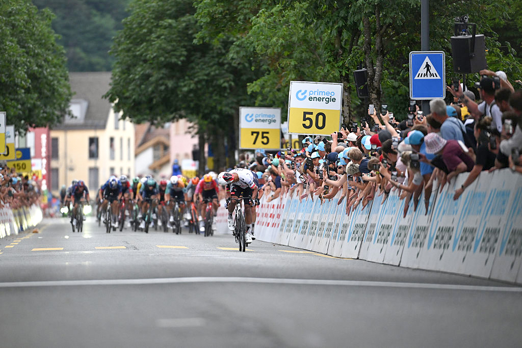BAD RAGAZ, SUÍÇA - 19 DE JUNHO: O vencedor da etapa Jhonatan Narvaez do Equador e Emirados Árabes Unidos Team Emirates - XRG corre na linha de chegada durante o 89º Tour de Suisse 2026, Etapa 3, etapa de 157,4 km de Bad Ragaz a Bad Ragaz / #UCIWT / em 19 de junho de 2026 em Bad Ragaz, Suíça. (Foto de Tim de Waele/Getty Images)