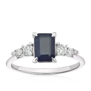 Sapphire engagement ring in white gold setting