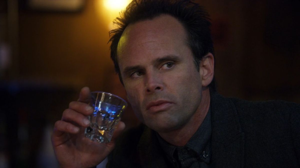 Boyd Crowder drinking in bar on Justified