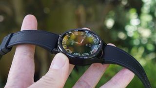 En hand håller upp en Samsung Galaxy Watch 6 Classic 47mm.
