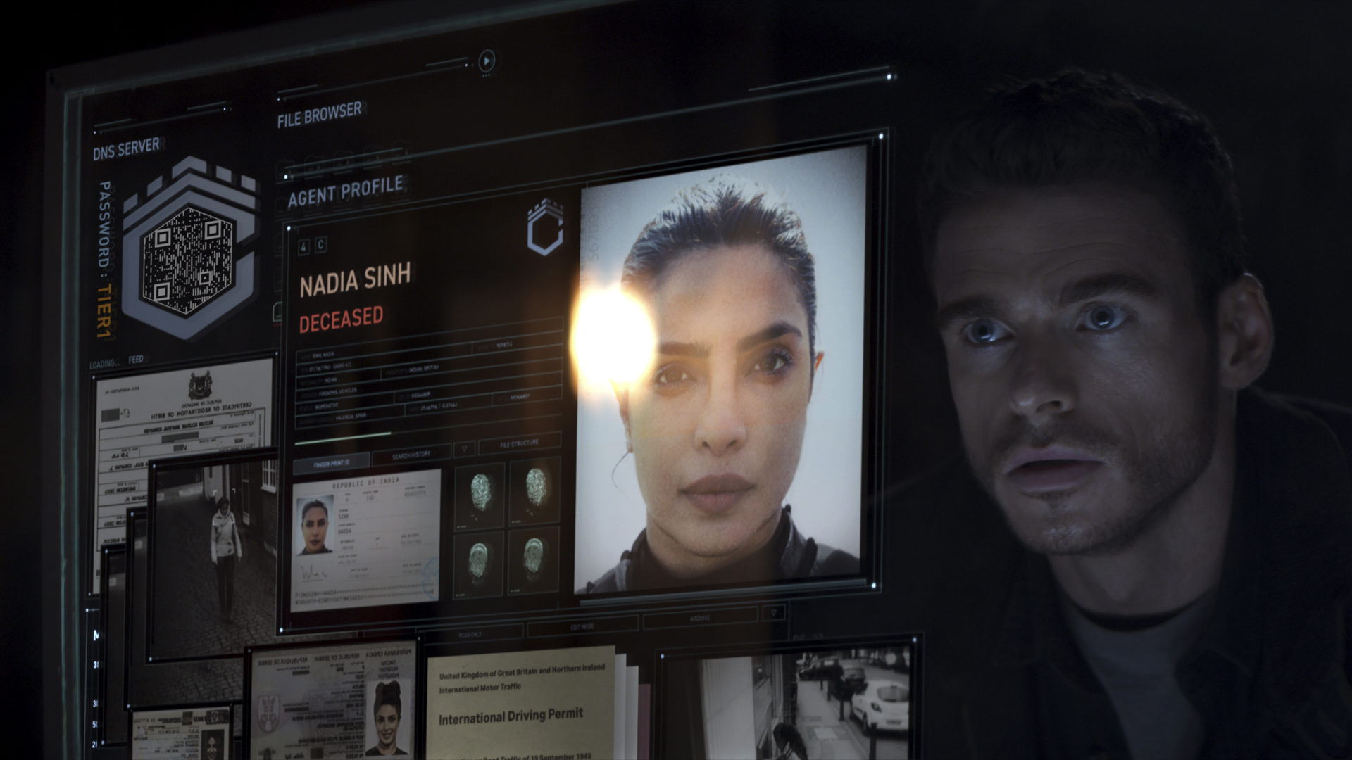 Mason mira la pantalla de una computadora que muestra el archivo de Nadia en Citadel en Prime Video