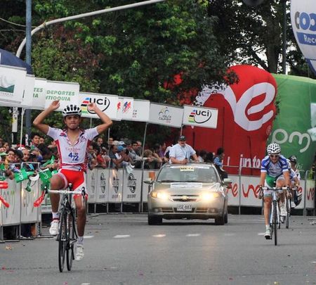 Fabio Duarte wins stage 12 over Oscar Sevilla.