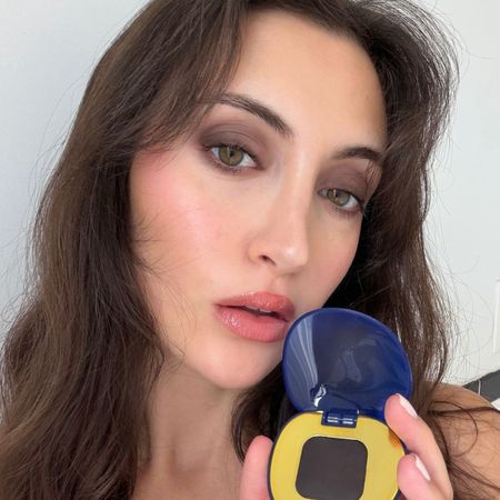 A picture of Who What Wear associate beauty editor Alyssa Brascia holding an eyeshadow compact.