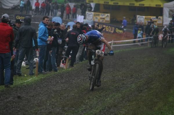 Julien Absalon (Orbea) juggles a water bottle