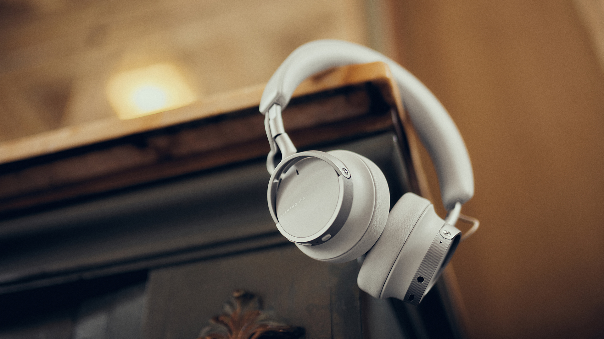 Beyerdynamic Aventho 100 headphones in lifestyle image