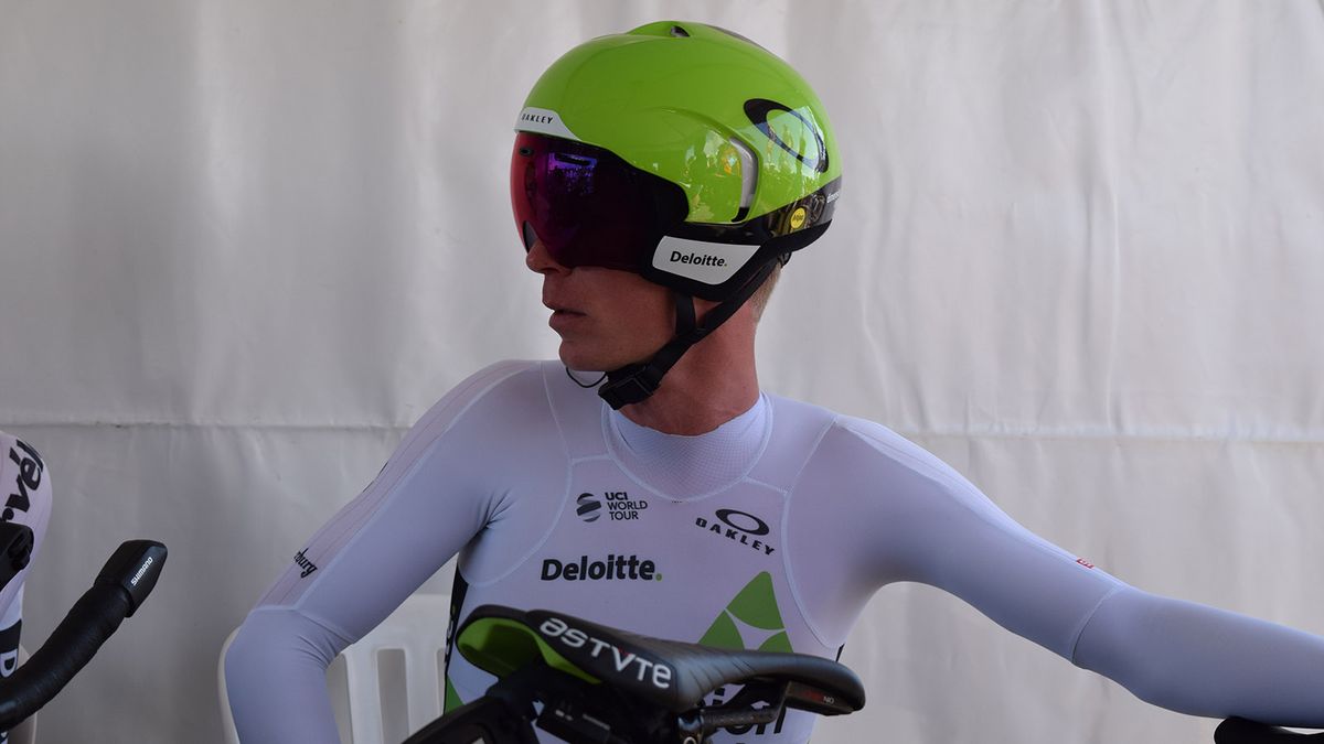 The Oakley speedsuit used by Dimension Data appears to have a high-cut collar at the front of the suit