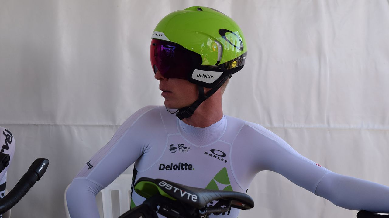 The Oakley speedsuit used by Dimension Data appears to have a high-cut collar at the front of the suit