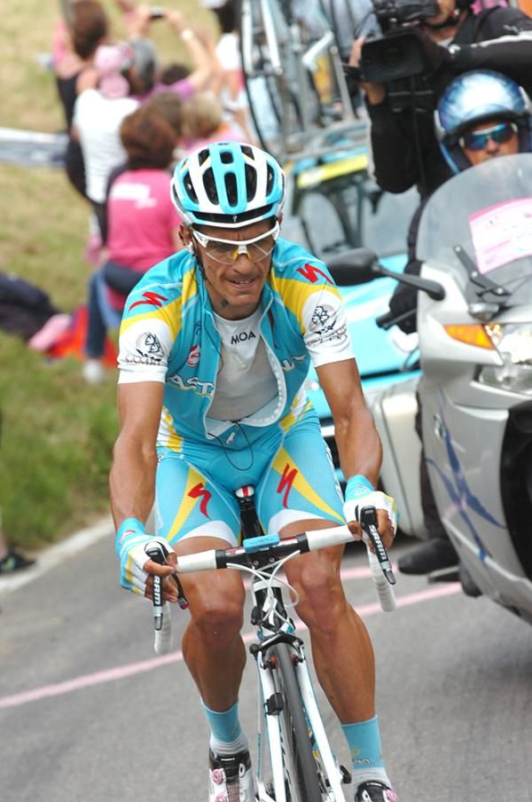 Paolo Tiralongo (Astana) chases the leaders