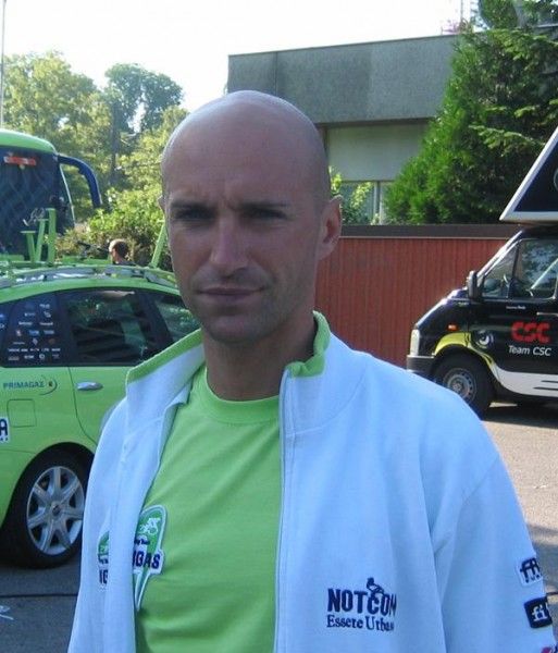 Stefano Garzelli was also having a look at the time trial bikes.