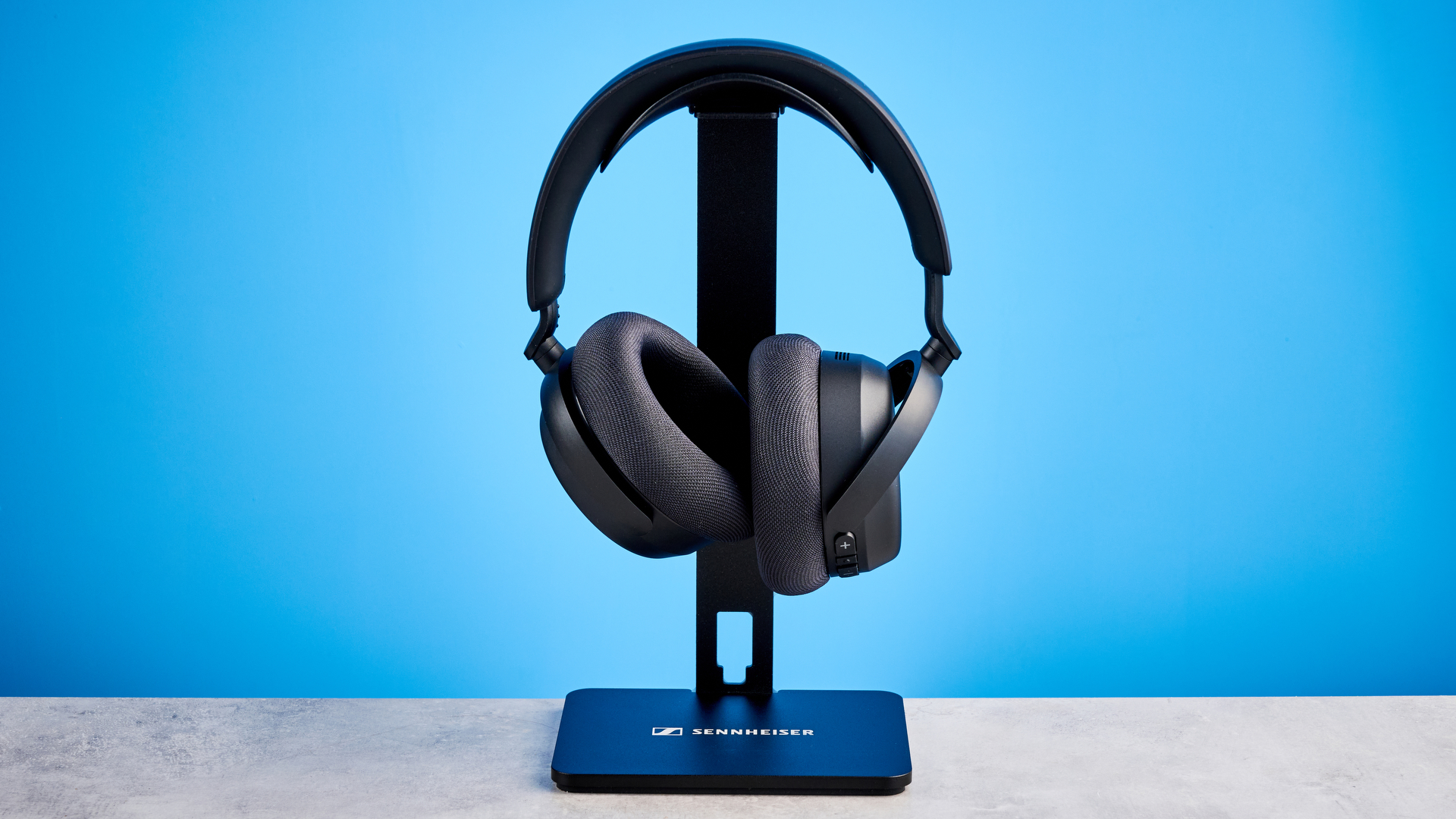 The Sennheiser RS 275 on a blue background