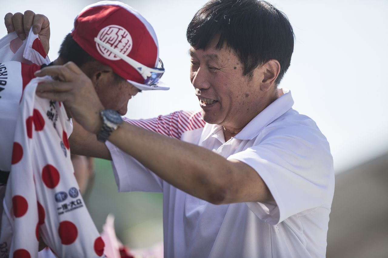 Lyu Xianjing pulls on the polka-dot jersey