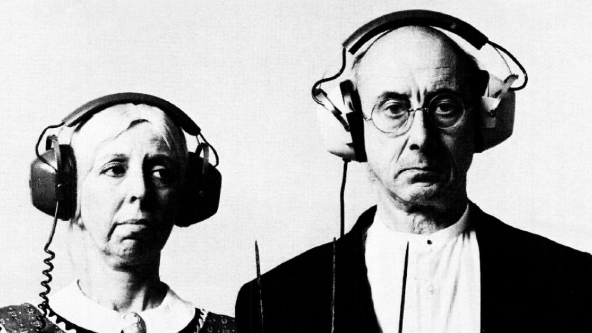 un anunț RCA din 197 care arată doi oameni purtând căști