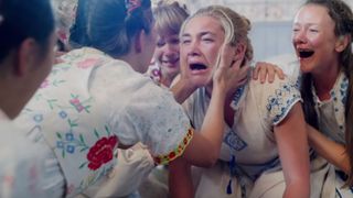 Midsommar-elokuvan päähenkilö itkee muiden naisten kanssa