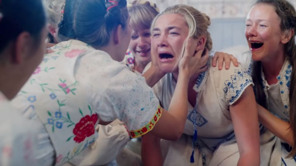 Midsommar-elokuvan päähenkilö itkee muiden naisten kanssa