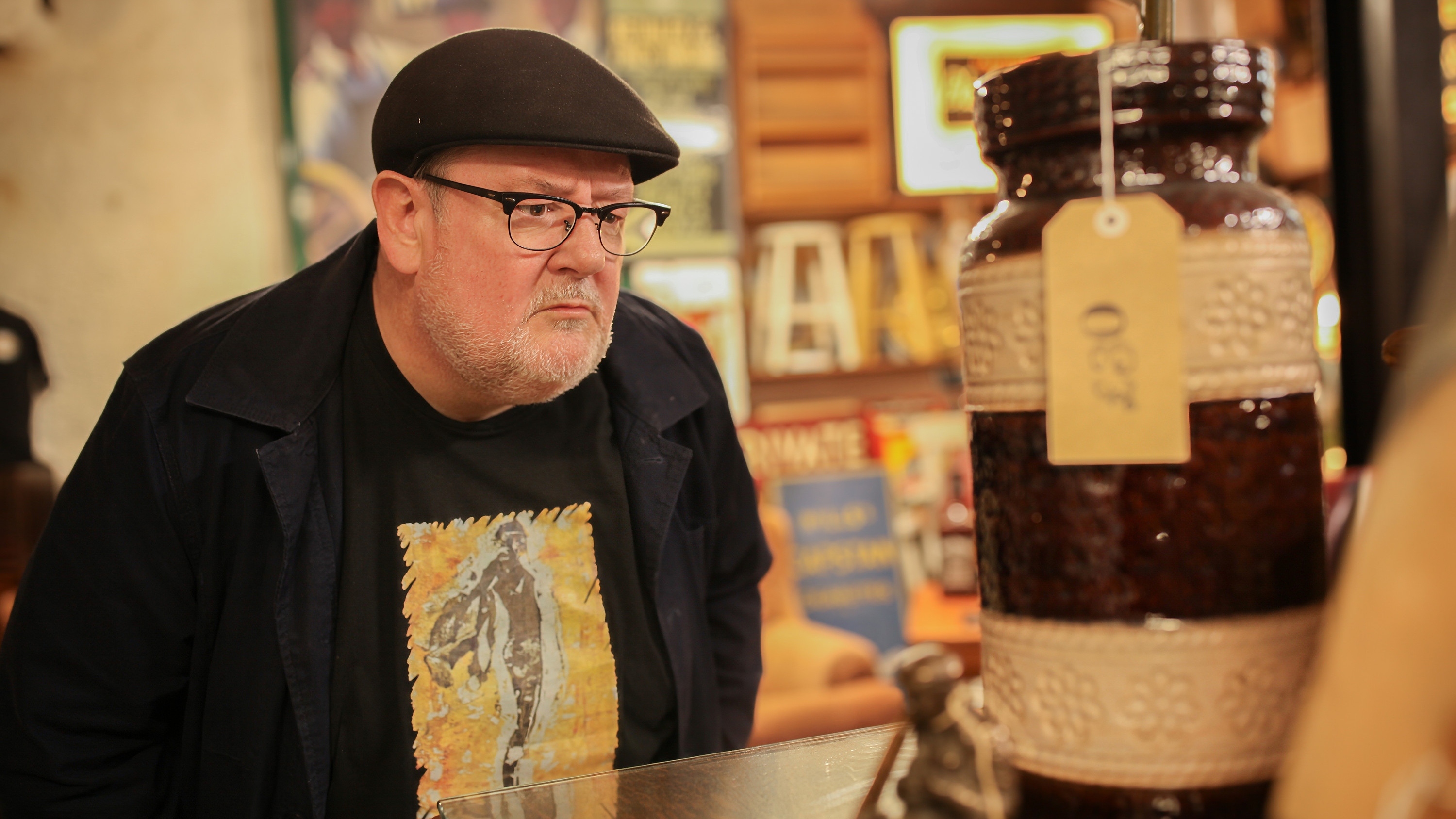 Johnny Vegas looking at a pottery vase