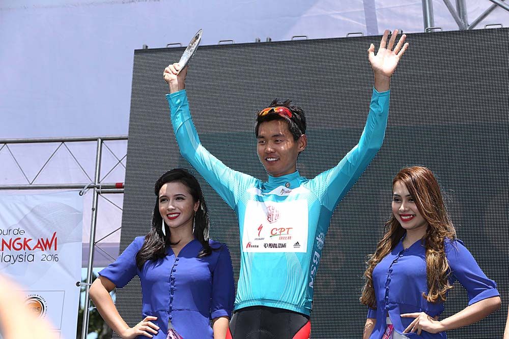 Meiyin Wang (Hengxiang Cycling Team) in the points jersey